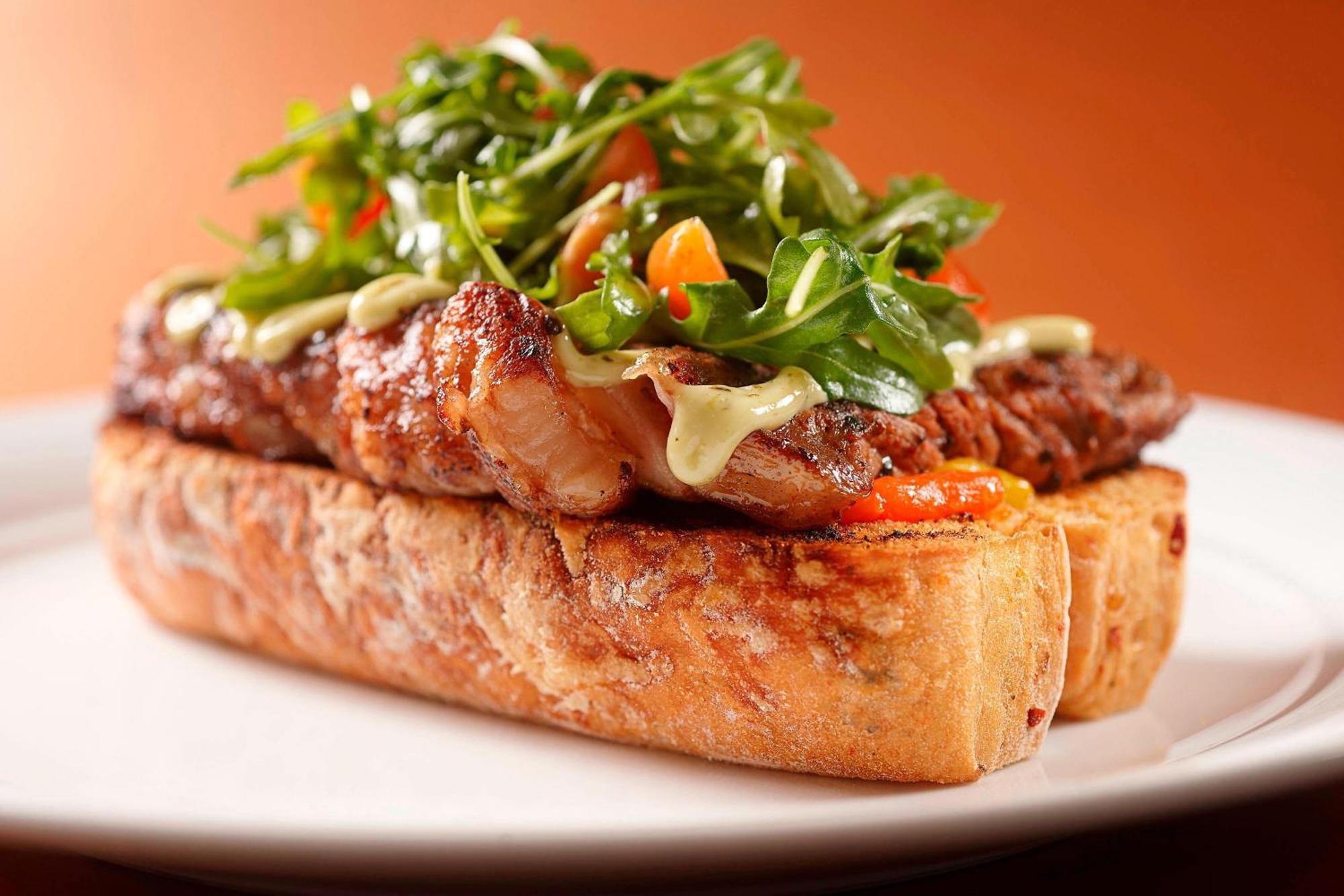 Le Meridien Kuala Lumpur Dış mekan fotoğraf A steak salad