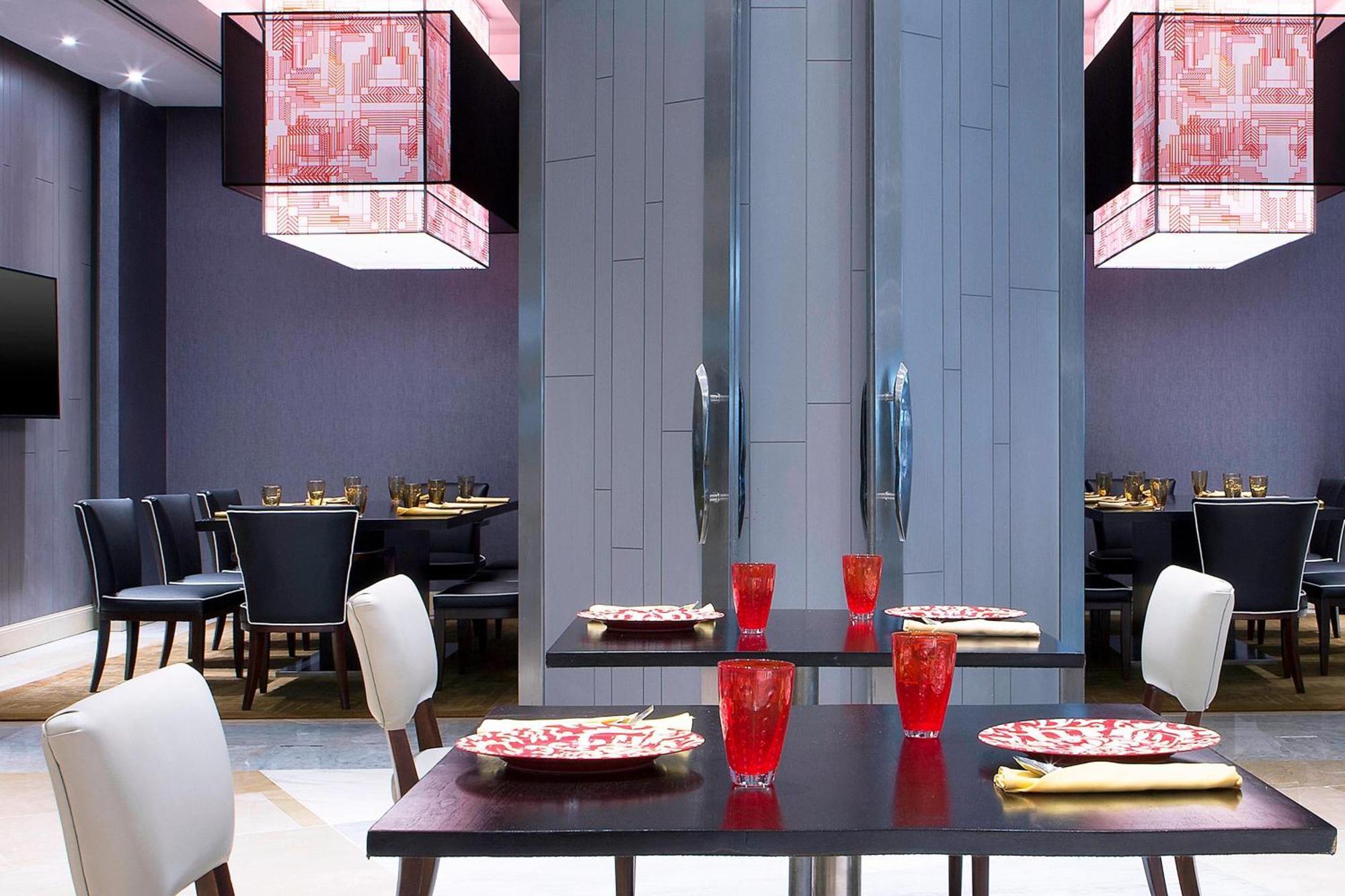 Le Meridien Kuala Lumpur Dış mekan fotoğraf The restaurant