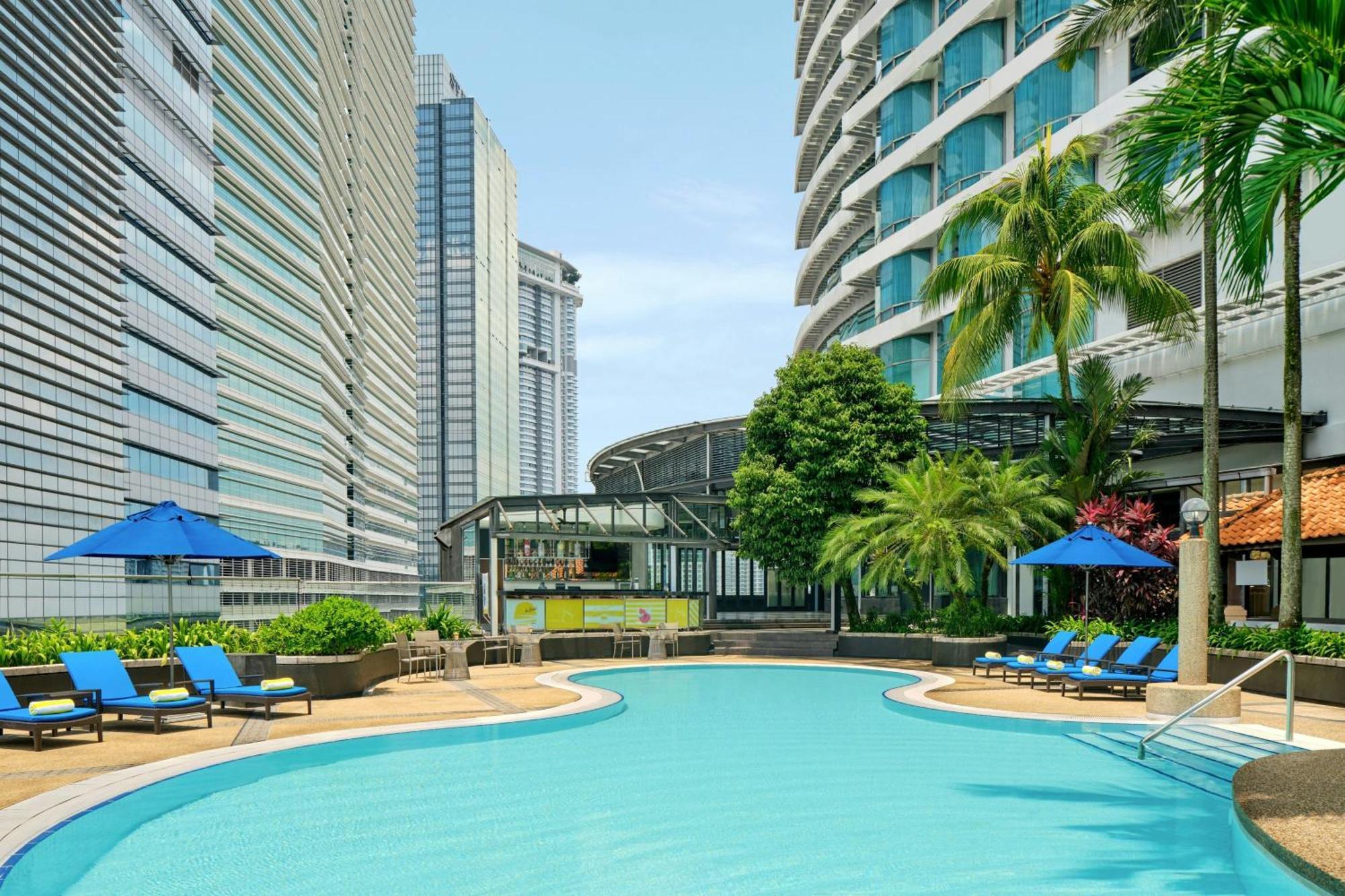 Le Meridien Kuala Lumpur Dış mekan fotoğraf The pool at the hotel