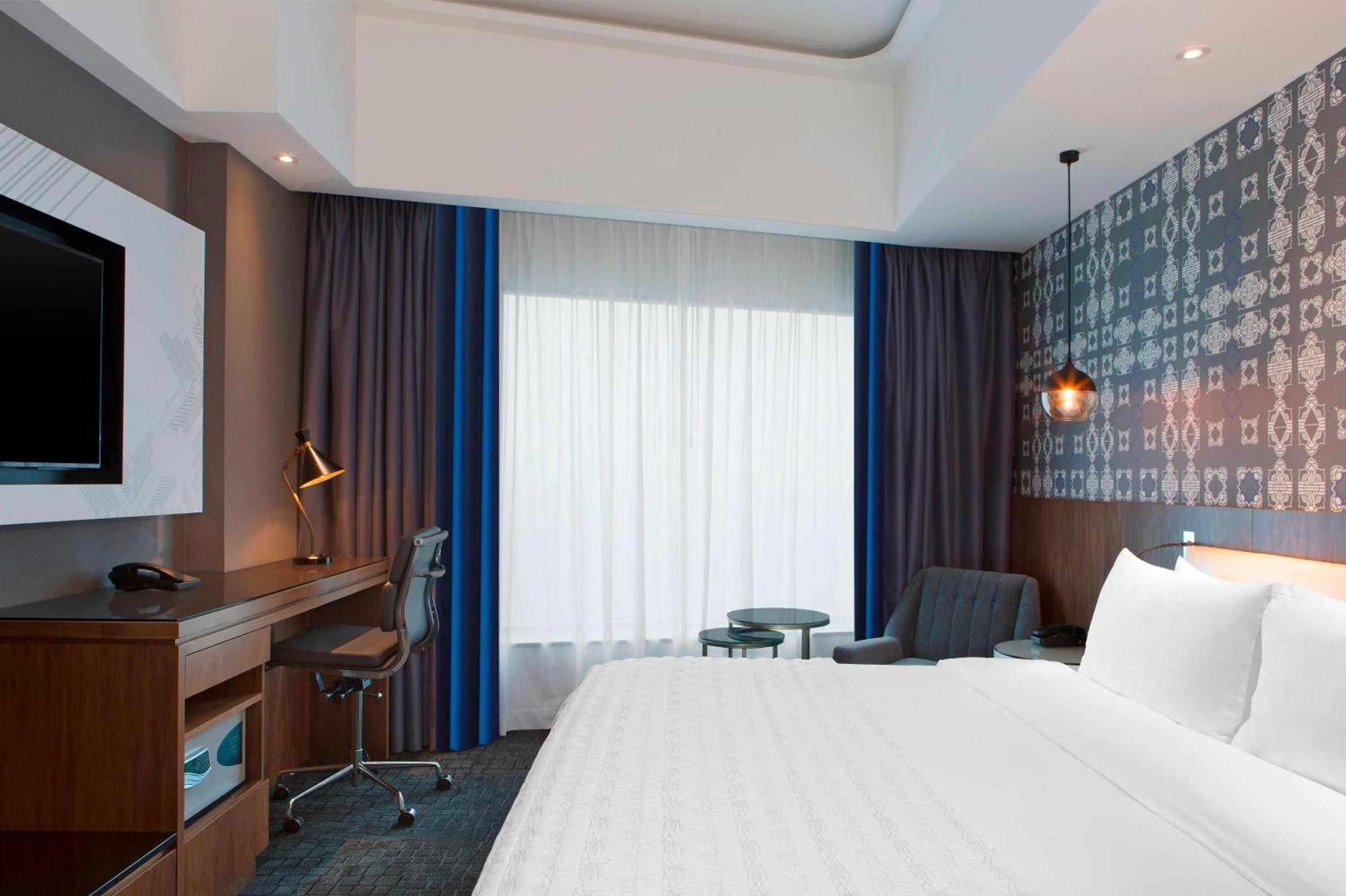 Le Meridien Kuala Lumpur Dış mekan fotoğraf A guest room at the hotel