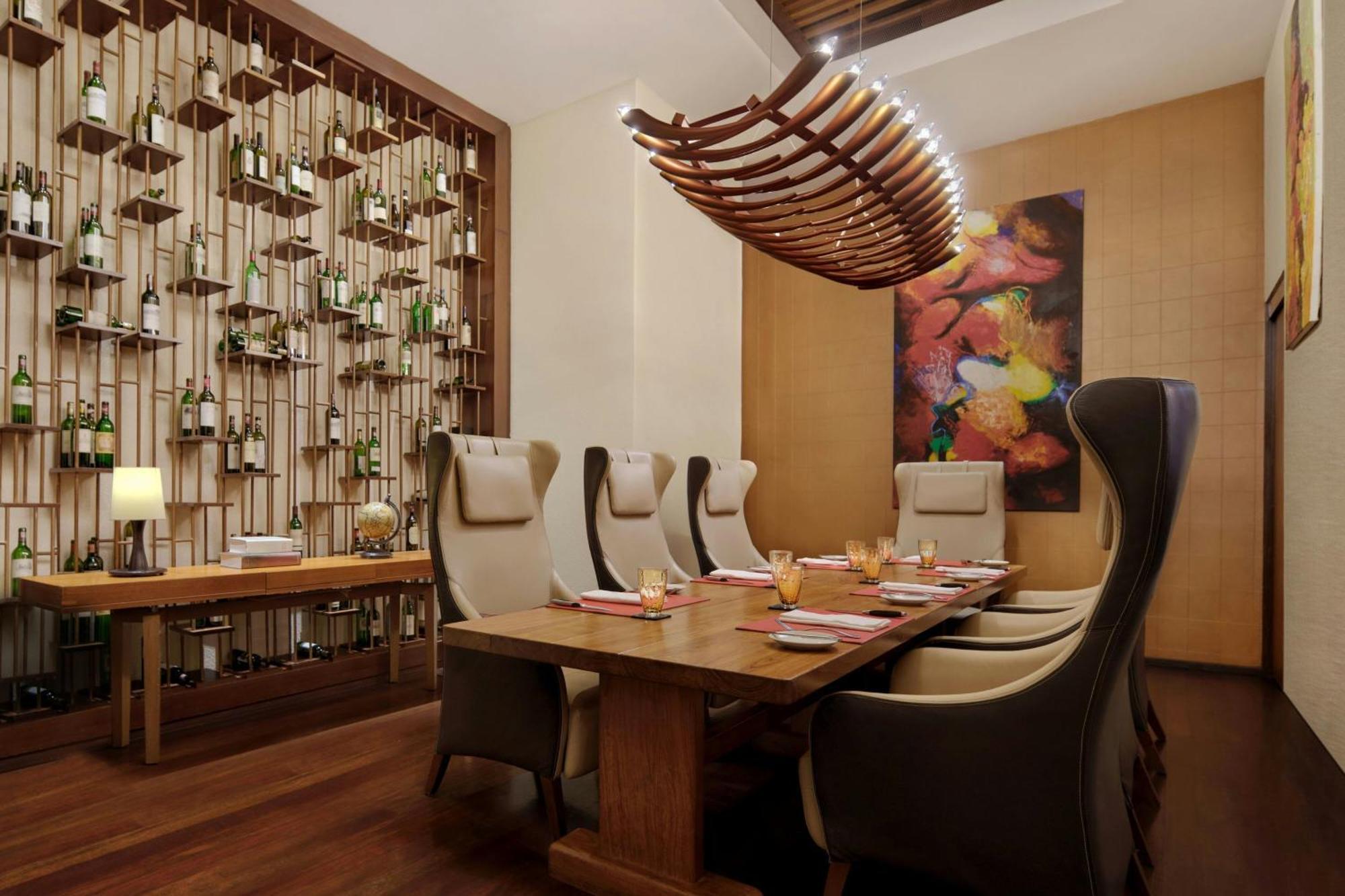 Le Meridien Kuala Lumpur Dış mekan fotoğraf The Wine Bar