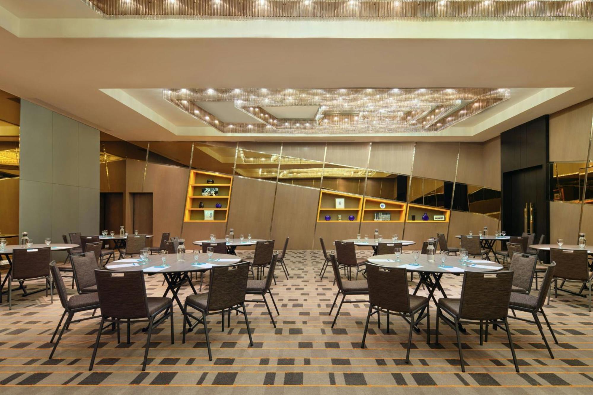 Le Meridien Kuala Lumpur Dış mekan fotoğraf The interior of the restaurant
