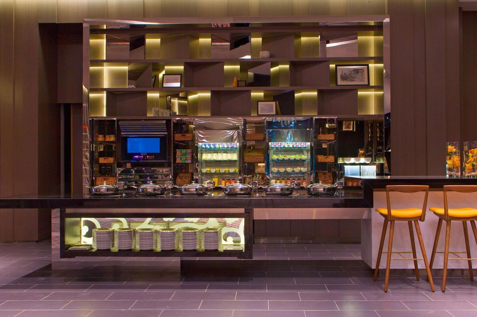 Le Meridien Kuala Lumpur Dış mekan fotoğraf The bar at the lounge