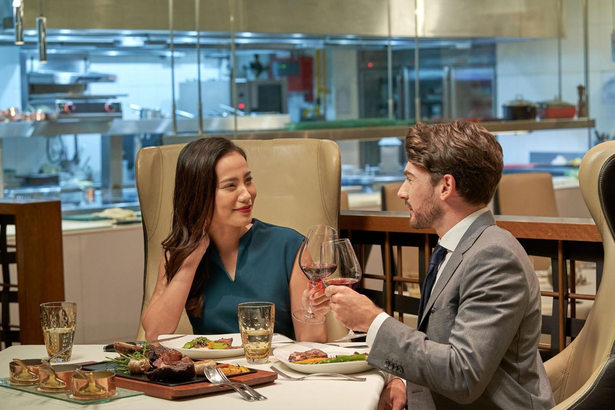 Le Meridien Kuala Lumpur Dış mekan fotoğraf A couple dining at the restaurant