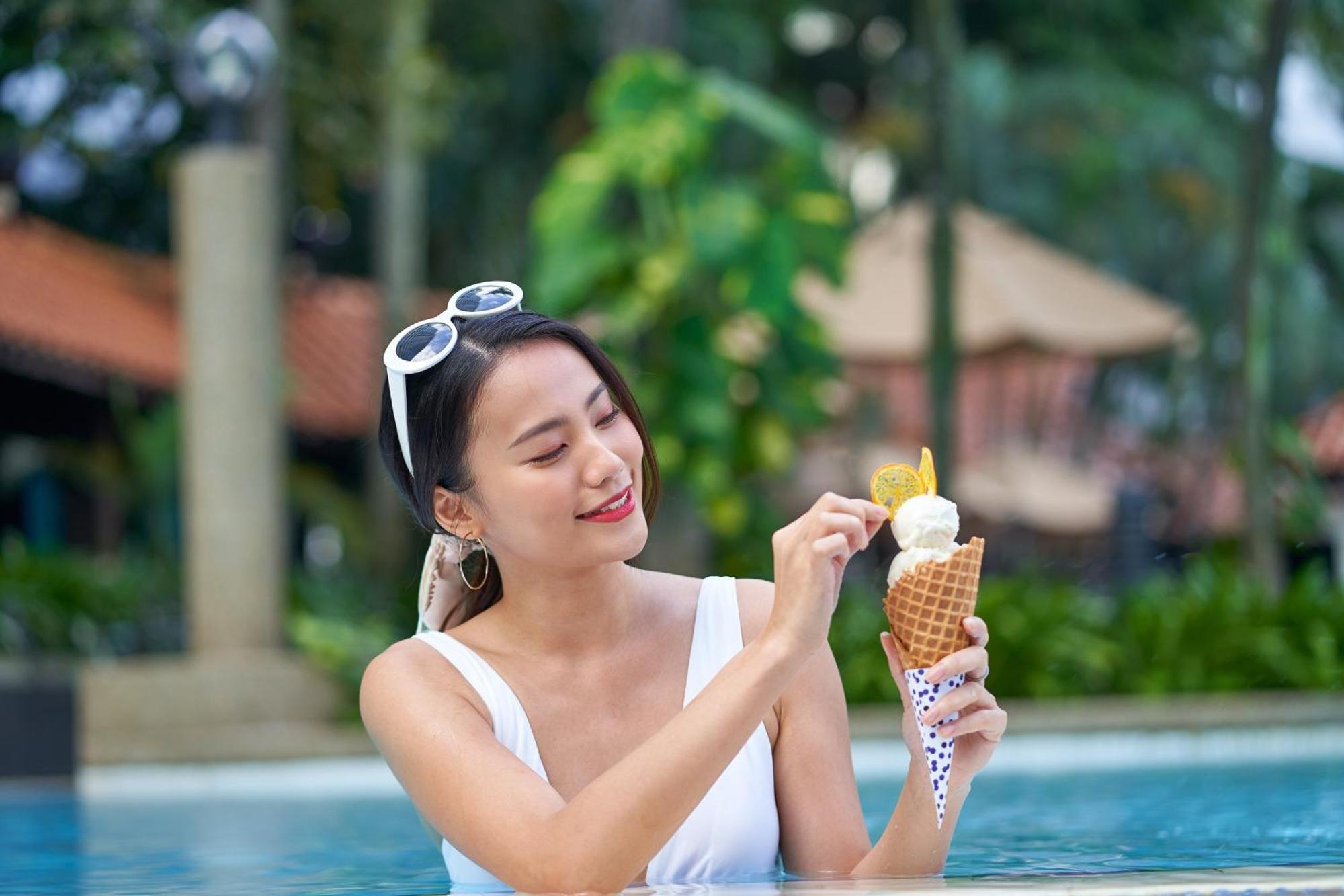 Le Meridien Kuala Lumpur Dış mekan fotoğraf A woman eating ice cream