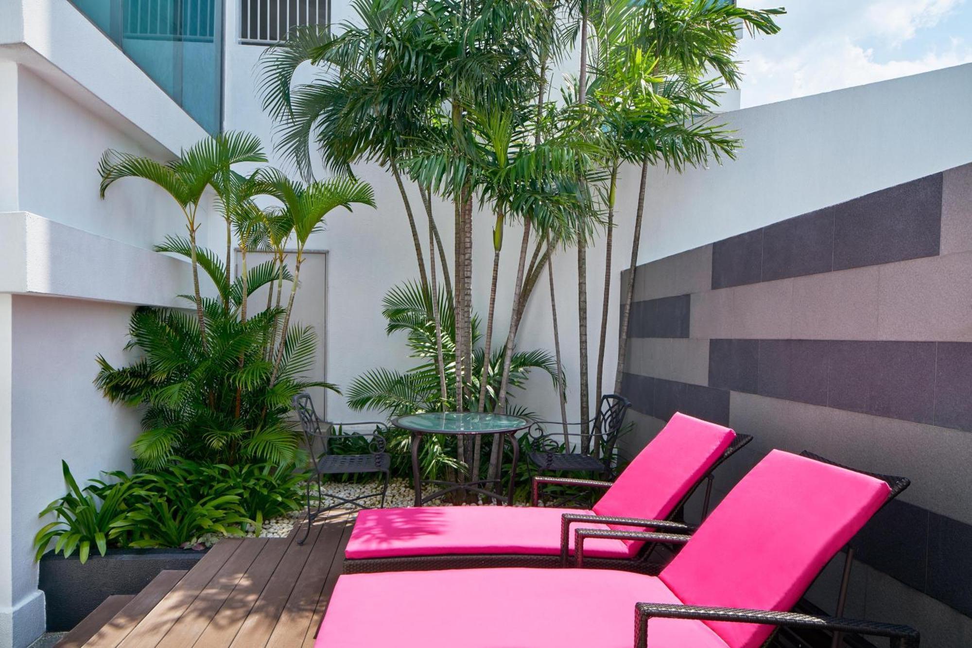 Le Meridien Kuala Lumpur Dış mekan fotoğraf The hotel's pool