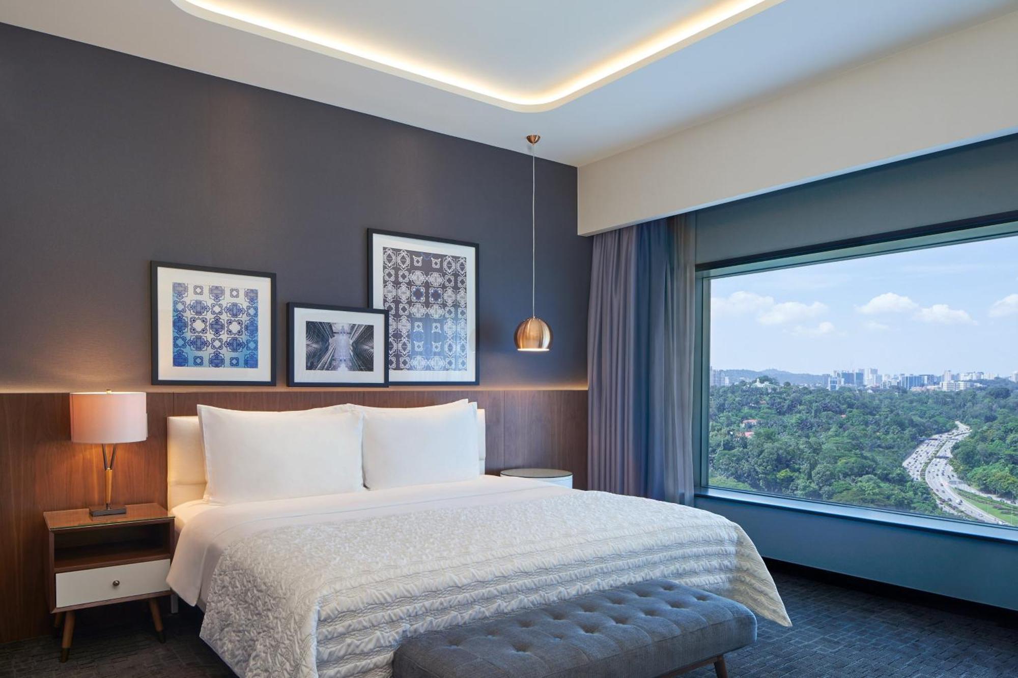 Le Meridien Kuala Lumpur Dış mekan fotoğraf A bedroom at the hotel